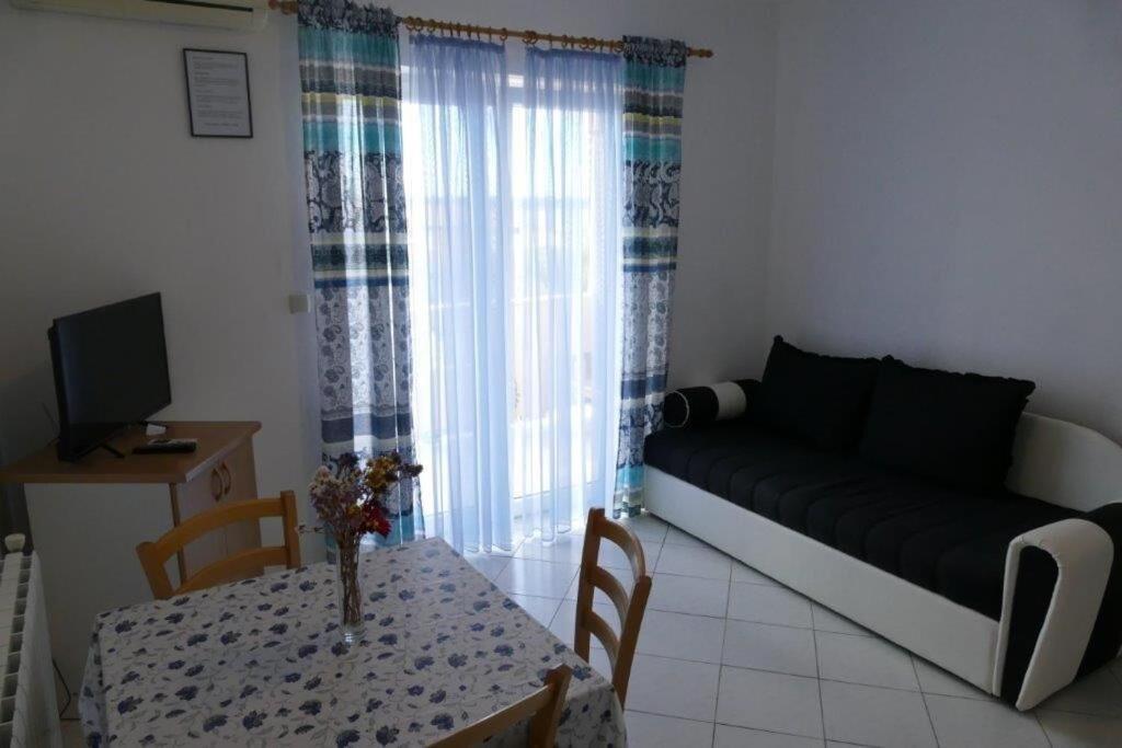 Apartments Jasmin Barbat na Rabu Екстер'єр фото