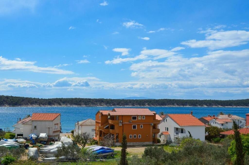 Apartments Jasmin Barbat na Rabu Екстер'єр фото