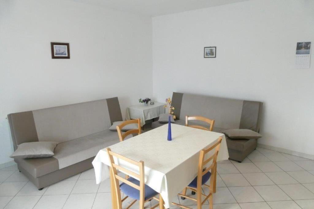 Apartments Jasmin Barbat na Rabu Екстер'єр фото