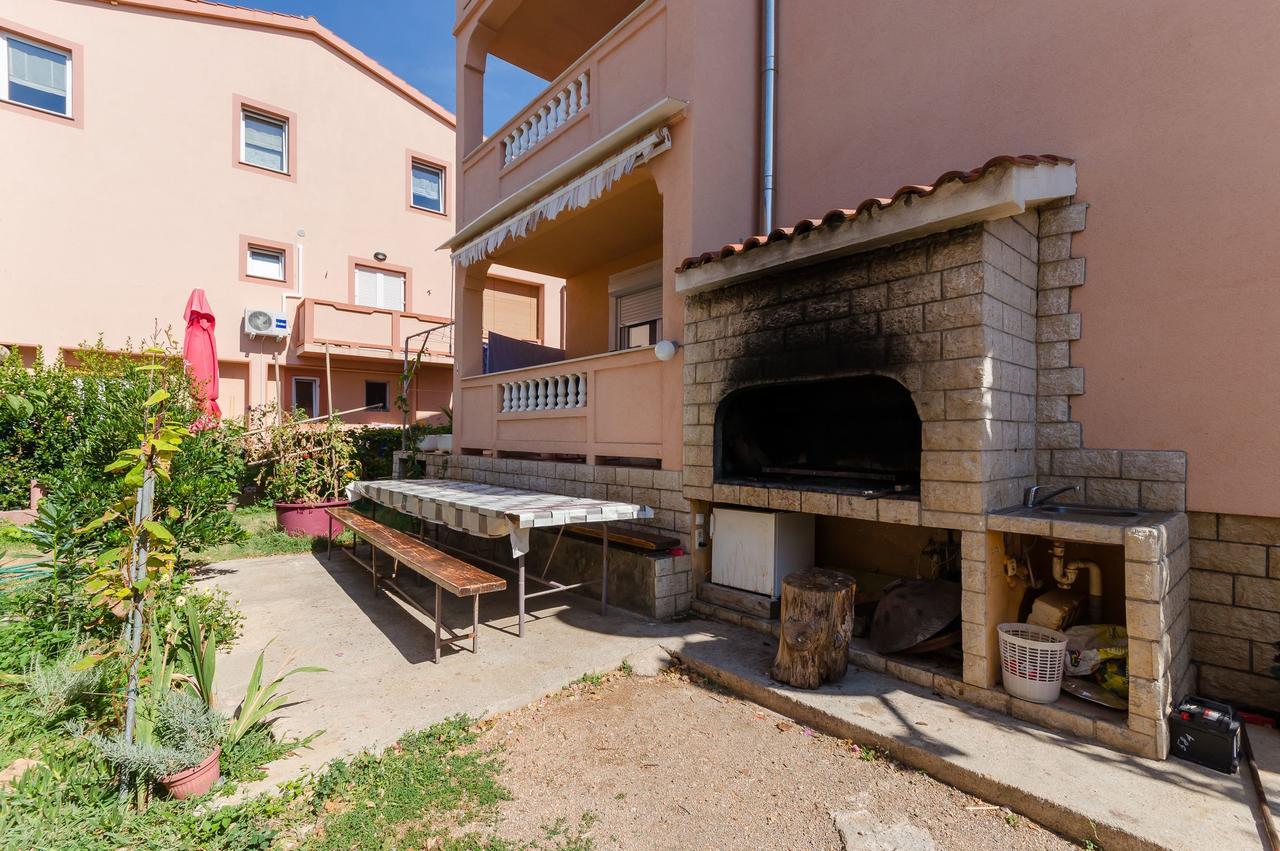 Apartments Jasmin Barbat na Rabu Екстер'єр фото