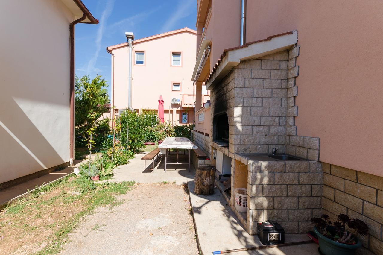 Apartments Jasmin Barbat na Rabu Екстер'єр фото