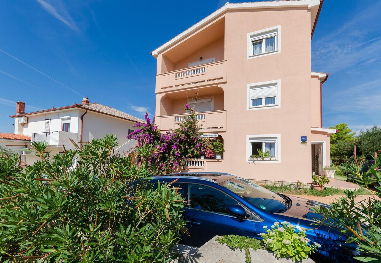 Apartments Jasmin Barbat na Rabu Екстер'єр фото